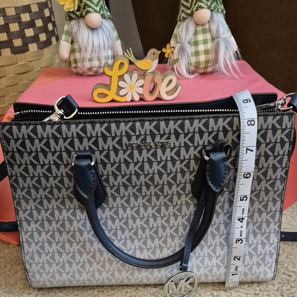 GREAT CONDITION...Michael Kors Gray/Black Signature Tote with Matching Wristlet - Picture 11 of 16